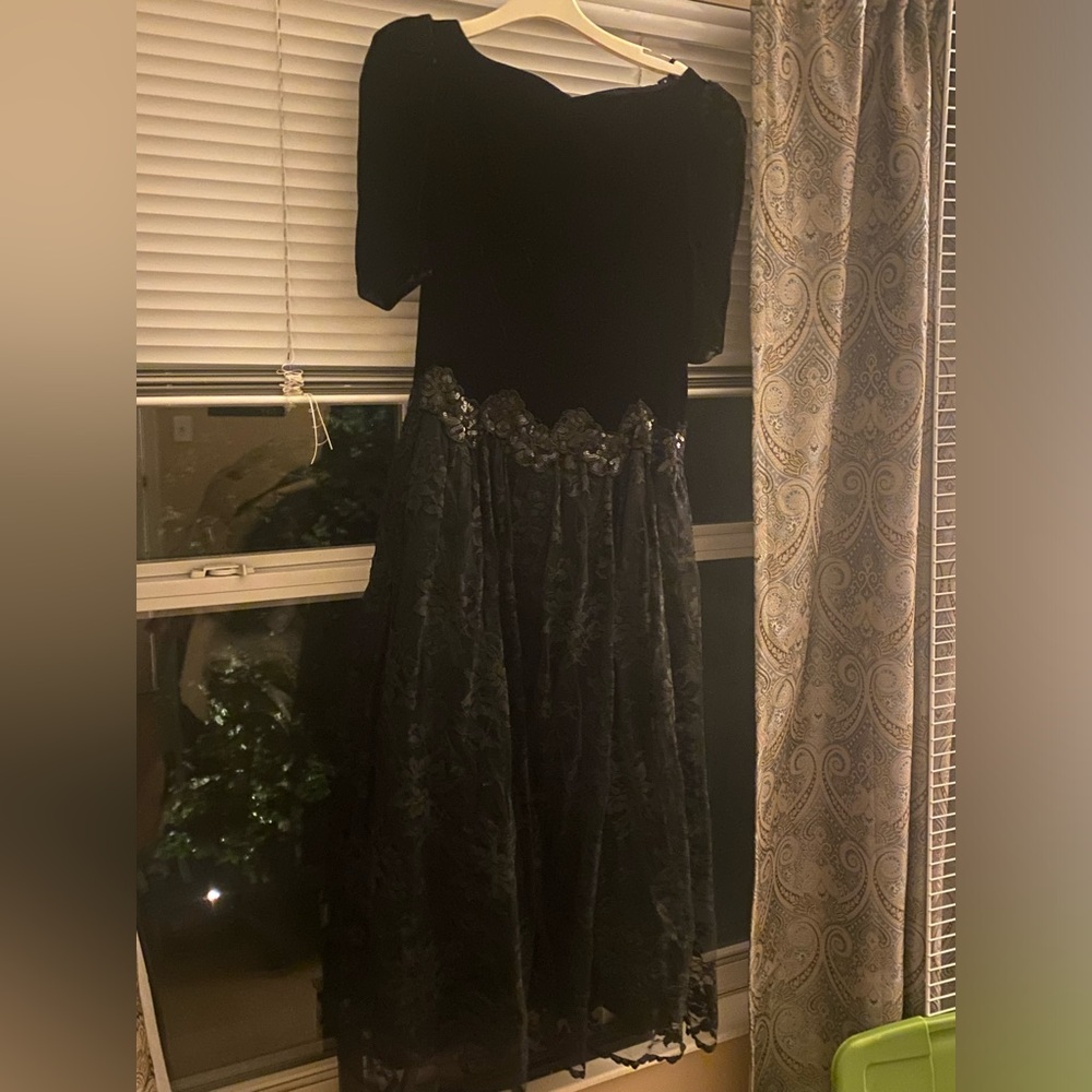 Vintage Scott McClintock black velvet (top) lace (bottom). sweetheart neckline.